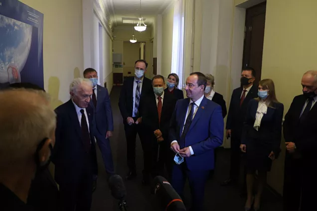 Председатель парламента Кубани Юрий Бурлачко открыл фотовыставку Русского географического общества