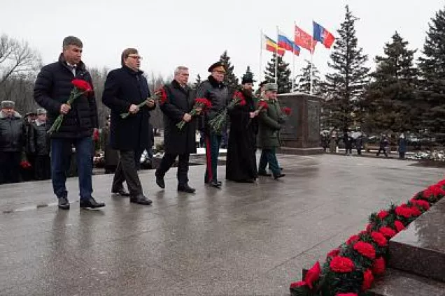 Депутаты донского парламента возложили венки и цветы к стеле «Ростов-на-Дону - город воинской славы»