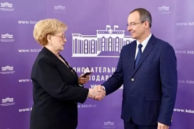 Спикер ЗСК Юрий Бурлачко вручил председателю Гордумы Краснодара удостоверение зампреда краевого Совета законодателей