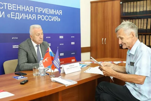 Председатель волгоградского парламента  Александр Блошкин провел прием граждан