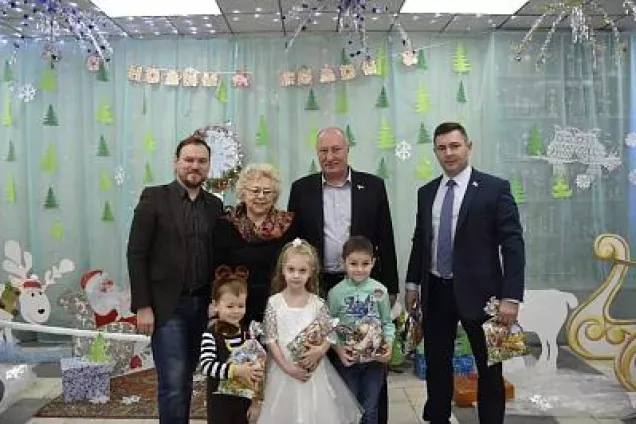 Депутат Косинов поздравил юных таганрожцев с новогодними праздниками