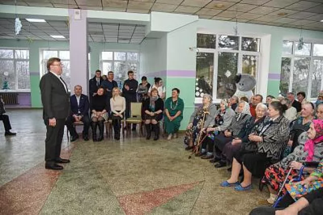 Александр Ищенко поздравил постояльцев Шахтинского пансионата для престарелых и инвалидов с наступающим Новым годом