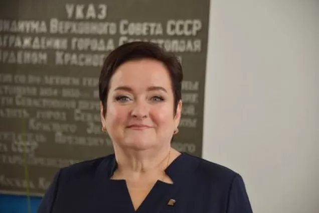 ZaМИР. Лариса Мельник вручила бойцам зенитного ракетного полка специальное оборудование