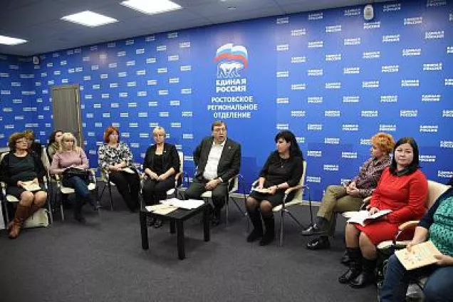 Александр Ищенко презентовал справочник о мерах соцподдержки, оказываемых детям-инвалидам и их родителям