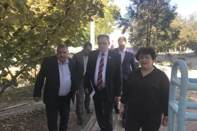 Председатели профильных парламентских комитетов ознакомились с ходом ремонтных работ в образовательных учреждениях Нижнегорского района