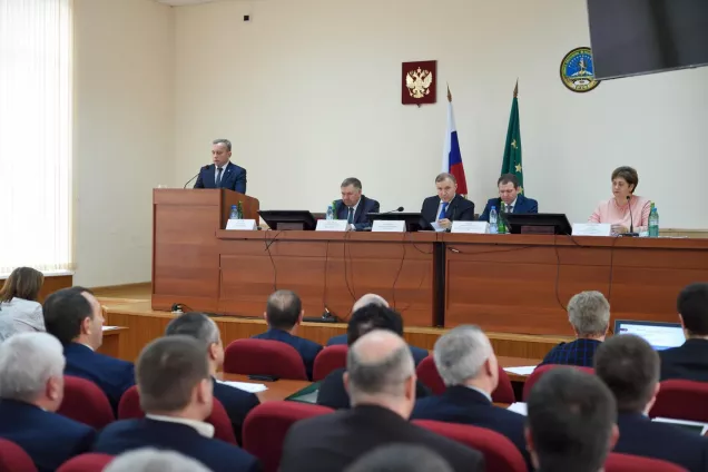 Депутаты приняли участие в сессии районного Совета народных депутатов, на которой были подведены итоги работы администрации Гиагинского района