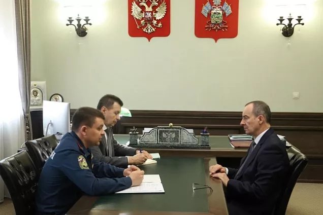 Спикер ЗСК Юрий Бурлачко провел встречу с начальником Главного управления МЧС России по краю