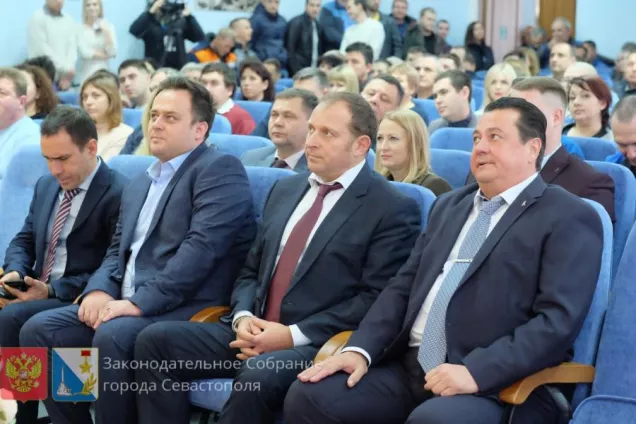 Илья Журавлев поздравил с Днем энергетика сотрудников энергокомпаний