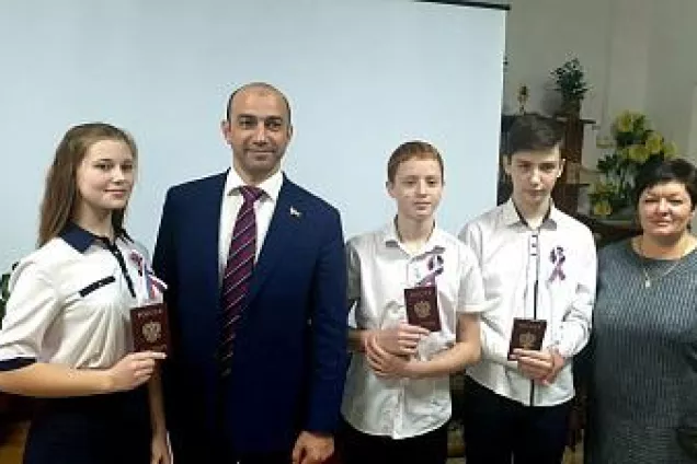 Михаил Сапрыкин вручил паспорта юным жителям Кагальницкого района