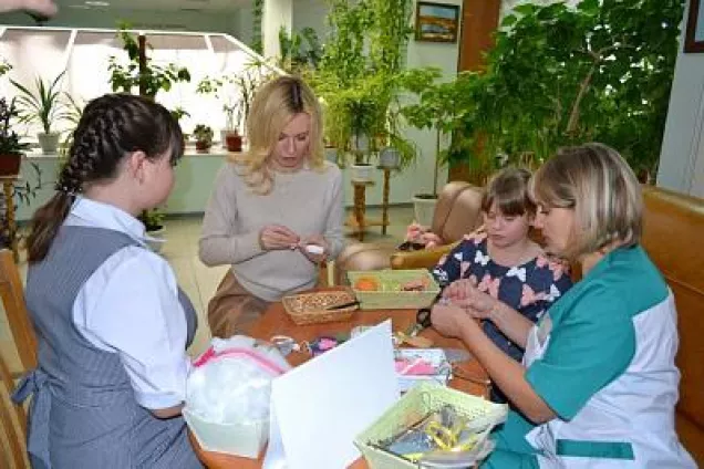 Екатерина Стенякина подарила справочники семьям, воспитывающим детей с ограниченными возможностями здоровья