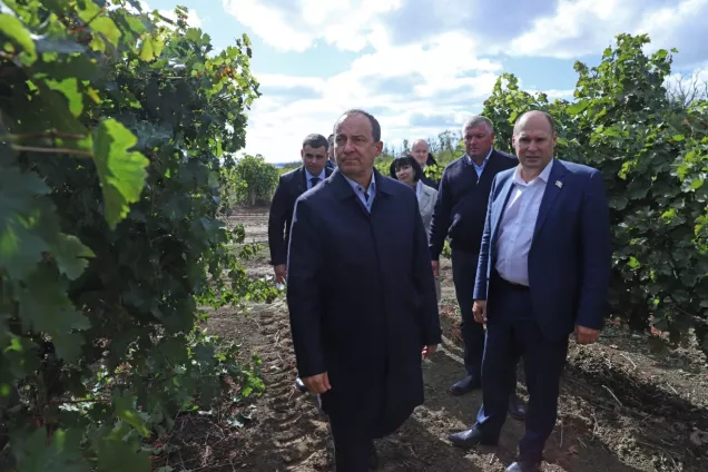 Председатель кубанского парламента Юрий Бурлачко в рамках Дня МО посетил Темрюкский район