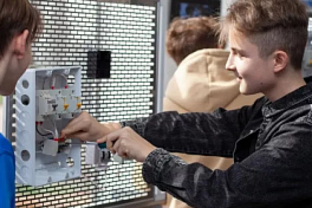 Председатель комитета ЗСК  по вопросам науки, образования, культуры и делам семьи посетил оздоровительный центр «Смена»