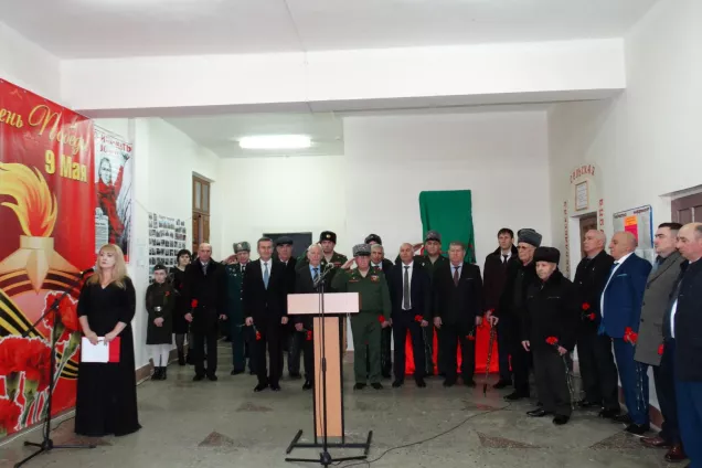 Мемориальная доска в честь братьев Тлехуч, погибших в боях за освобождение Родины от фашистских захватчиков в годы Великой Отечественной войны