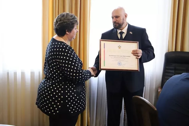 В парламенте Кубани вручили удостоверения судьям в отставке