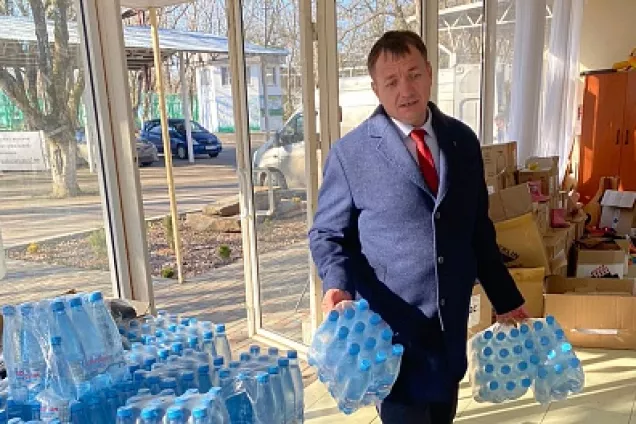 Донские депутаты передали гуманитарную помощь для детей Донбасса