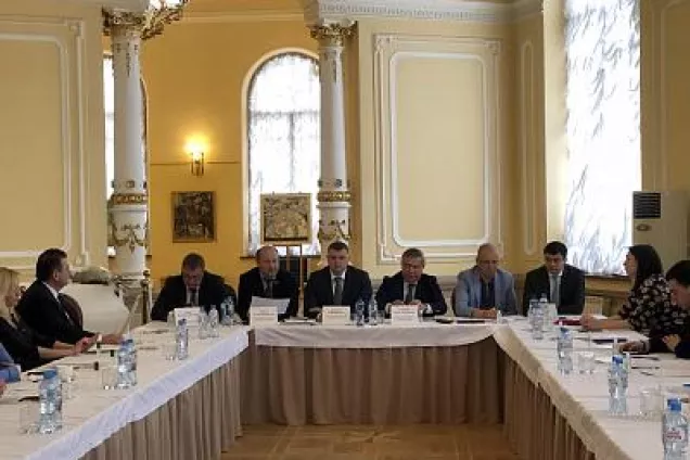 Александр Скрябин вручил поощрения донского парламента лучшим работникам бутового обслуживания и ЖКХ