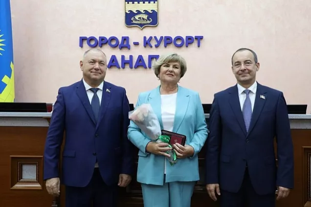 Спикер ЗСК Юрий Бурлачко и депутат ГД Иван Демченко наградили лучших общественников-активистов Анапы