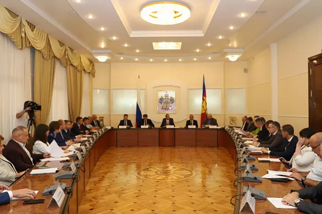 Законодатели Кубани обсудили изменения в Устав края