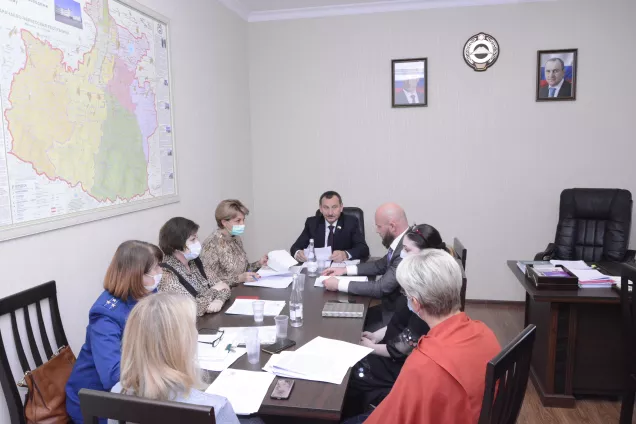 Депутаты КЧР обсудили вопросы обеспечения жильем детей-сирот