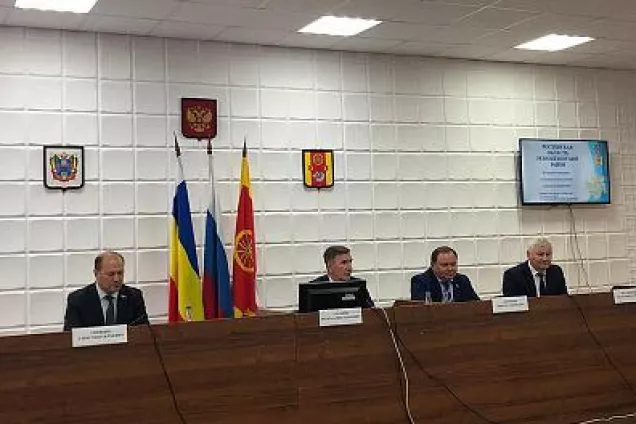 Александр Скрябин принял участие в информационных группах в Ремонтненском и Заветинском районах