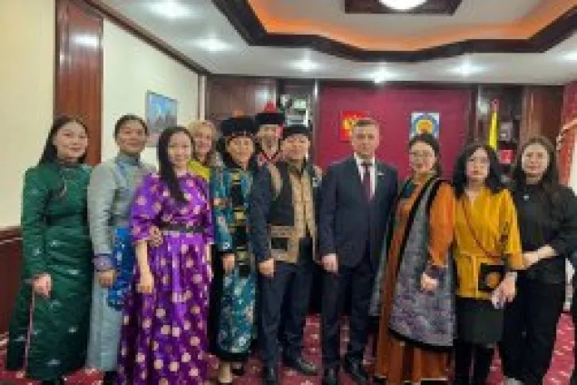 Спикер парламента Калмыкии А.МИХАЙЛОВ встретился с каллиграфами из  Бурятии, Монголии и Санкт-Петербурга