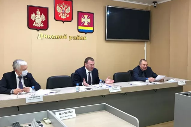 Кубанские депутаты провели рабочее совещание в Динском районе края