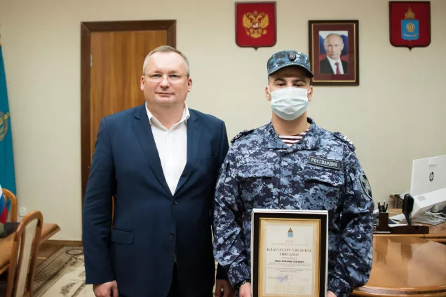 Игорь Мартынов вручил награду Думы сотруднику Росгвардии