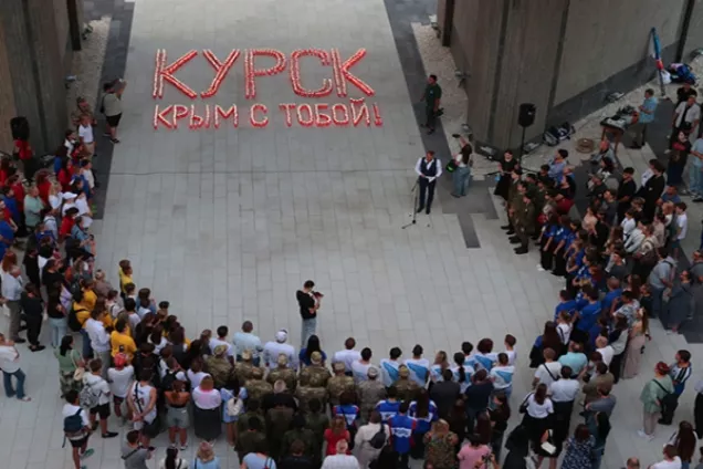 В Симферополе у здания парламента Крыма прошла народная акция «Курск, Крым с тобой!»