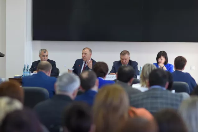 В.Нарожный принял участие в совещании по вопросам совершенствования сферы здравоохранения региона