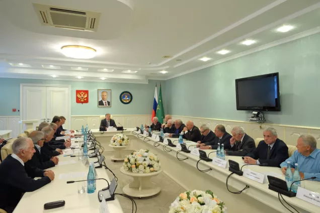 В.Нарожный принял участие в заседании Совета старейшин