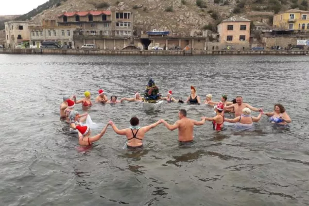 Василий Пархоменко поздравил севастопольских «моржей»