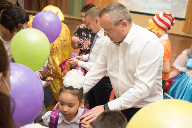 Игорь Мартынов вручил портфели камызякским первоклассникам