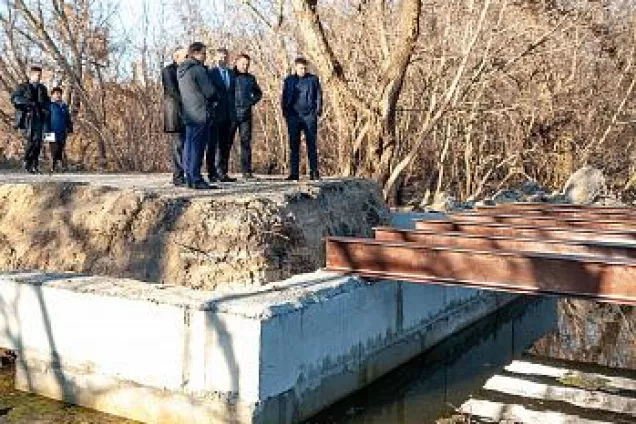 Сергей Ковалев проверил ход ремонта моста в слободе Греково