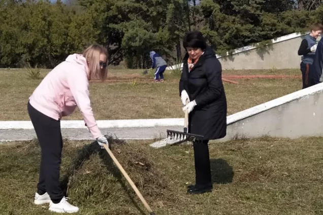 В Балаклавском районе провели субботник у военного памятника