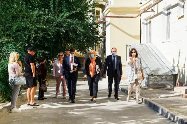 Областные законодатели проинспектировали реализацию программы капремонта в Ворошиловском районе Волгограда