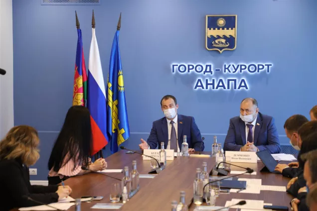 Председатель ЗСК Юрий Бурлачко и депутат ГД Иван Демченко провели в Анапе совместный прием граждан