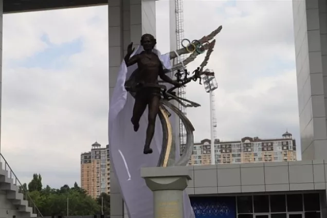 Спикер ЗСК Юрий Бурлачко принял участие в открытии  скульптуры первой олимпийской чемпионки Кубани