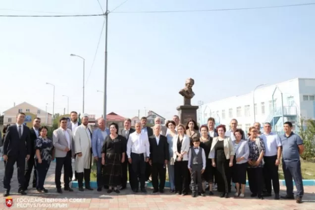 Депутаты крымского парламента приняли участие в открытии памятника Герою России Алиме Абденановой