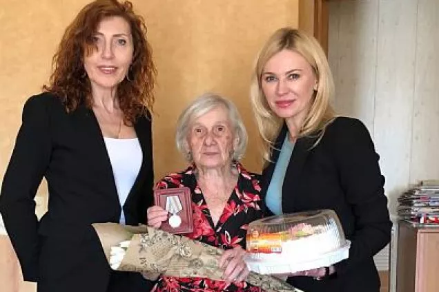 Екатерина Стенякина поздравила женщин-ветеранов ВОВ с праздником 8 марта