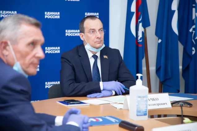 Ю.Бурлачко. У нас накоплен богатый опыт по разъяснению поправок в Конституцию страны, по этому принципу будем работать и по разъяснению сути проектов законов к ним