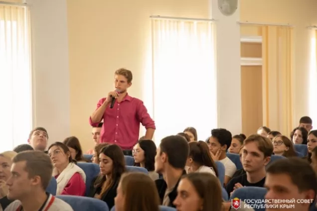 Крымские парламентарии провели со студентами   «Разговоры о важном»