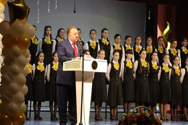 Сегодня в Доме культуры г. Назрани состоялось торжественное мероприятие, посвященное Дню учителя