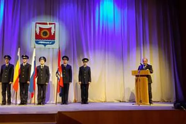 Александр Скрябин и Владимир Гребенюк поздравили с 25-летием Собрание депутатов Неклиновского района