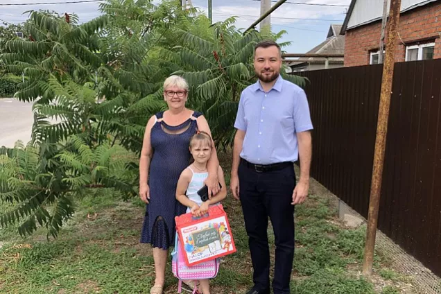 Молодые депутаты Кубани принимают активное участие в краевой благотворительной акции «Соберем ребенка в школу»