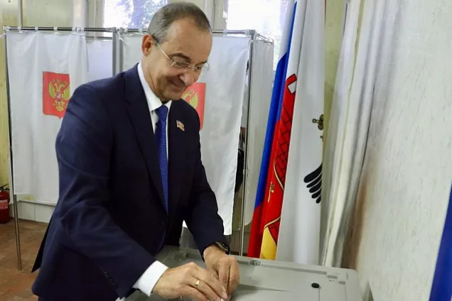Председатель кубанского парламента  Юрий Бурлачко проголосовал на выборах губернатора края