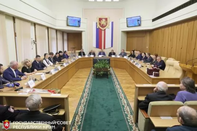 Владимир Константинов поздравил крымчан с Днем защитника Отечества и вручил государственные награды