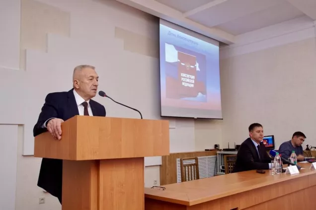 День Конституции России: в регионе проходят церемонии вручения паспортов 