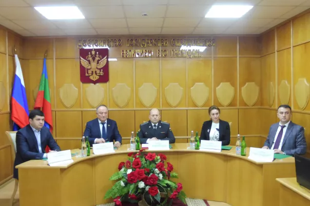 Первый вице-спикер НС КЧР Д. Смакуев наградил отличившихся сотрудников УФССП по КЧР 