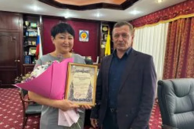 В парламенте Калмыкии вручили Благодарственное письмо волонтерскому движению «Время делать добро»