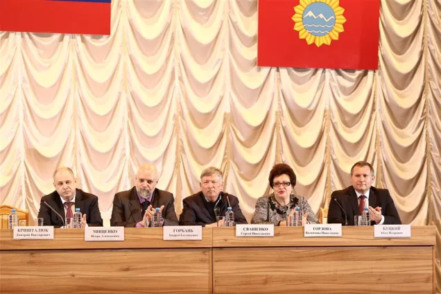 Депутаты ЗСК поздравили судей и сотрудников Лабинского городского суда с юбилеем образования учреждения